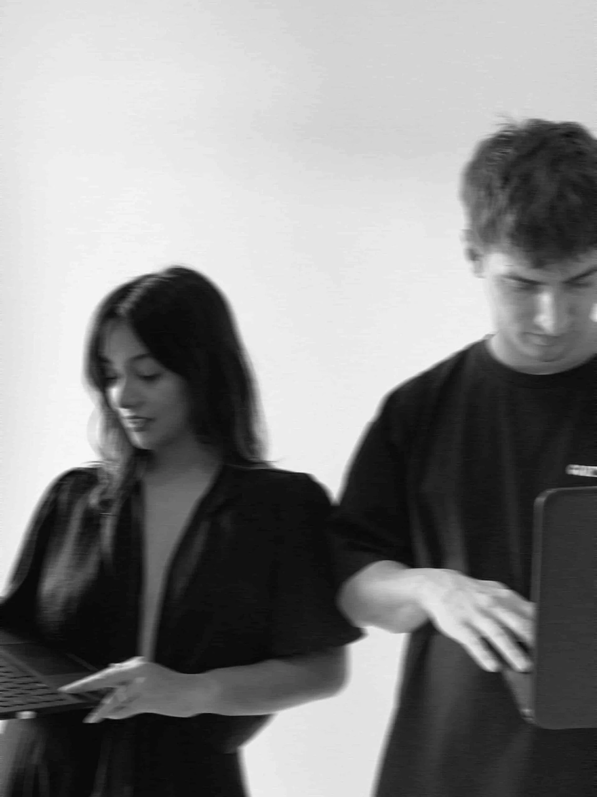 Lucas Collado y Jana Díaz en un Evento de Diseño web y branding PMU ARTISTAS Y ESTETICAS MADRID/BARCELONA/ MURCIA/ALICANTE/ VALENCIA/SEVILLA BLANCO Y NEGRO