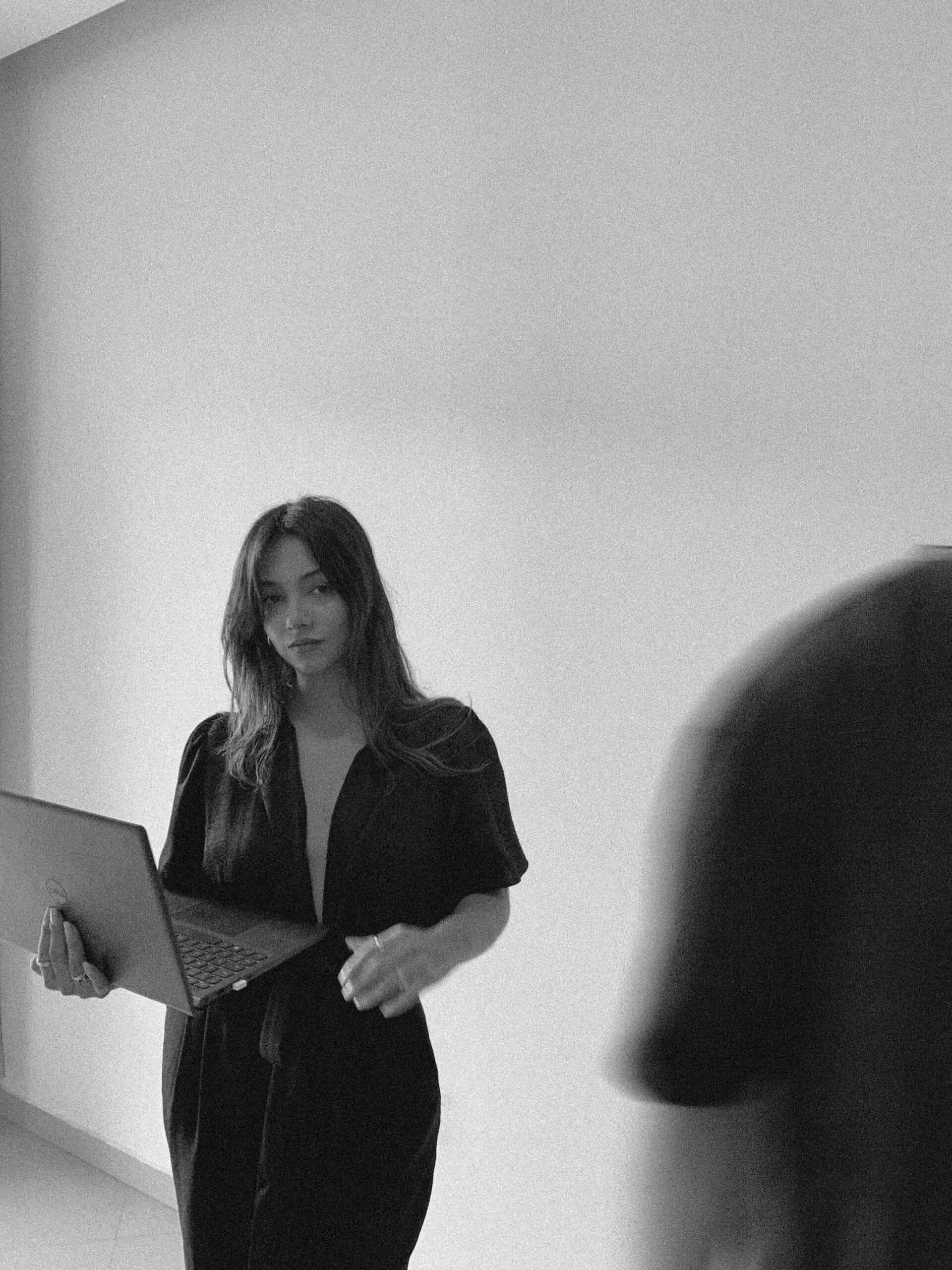 Jana Díaz Refinando Detalles en un Proyecto de Branding blanco y negro