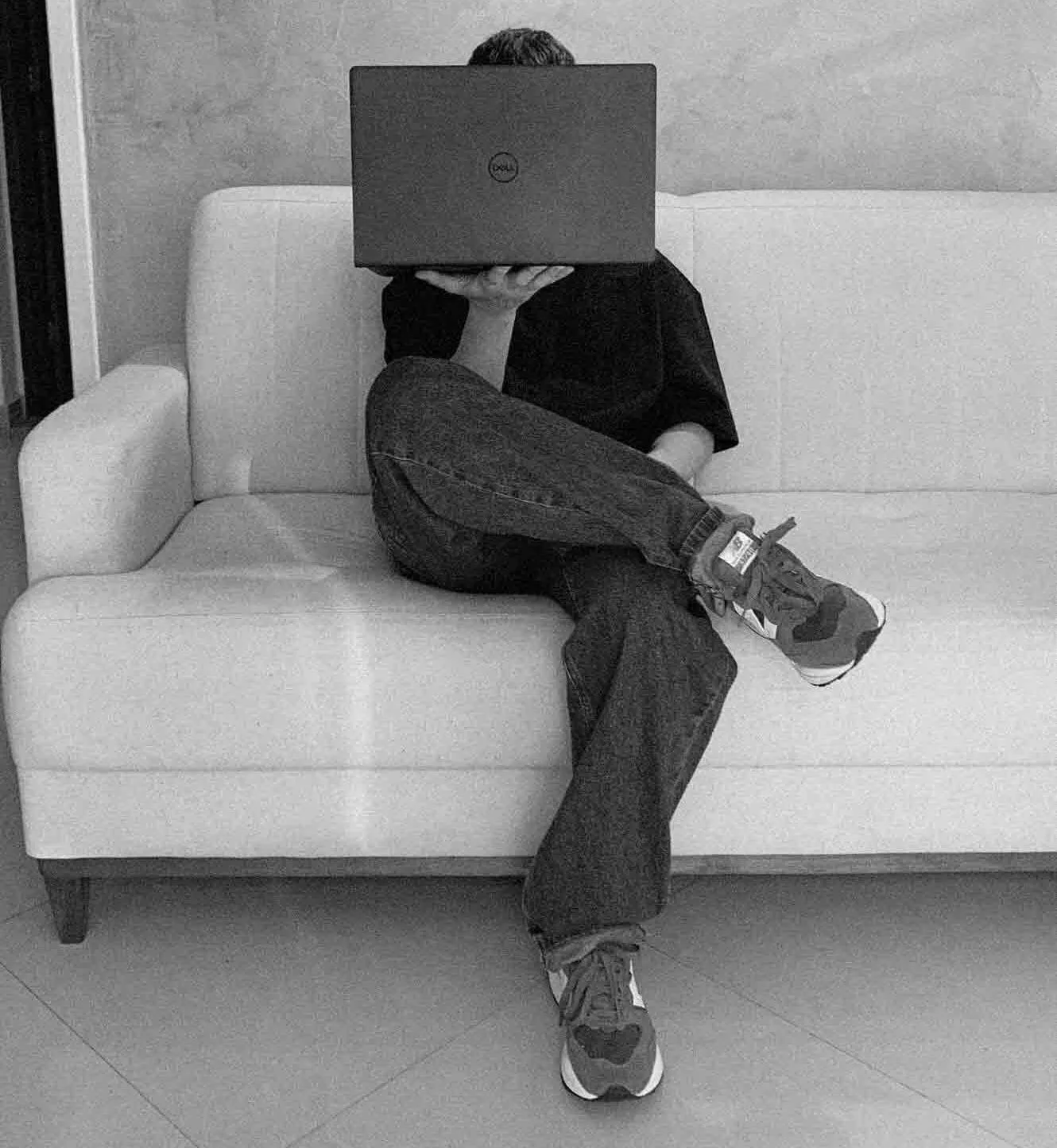 Lucas Collado en Acción - Diseñador Web Creativo en blanco y negro